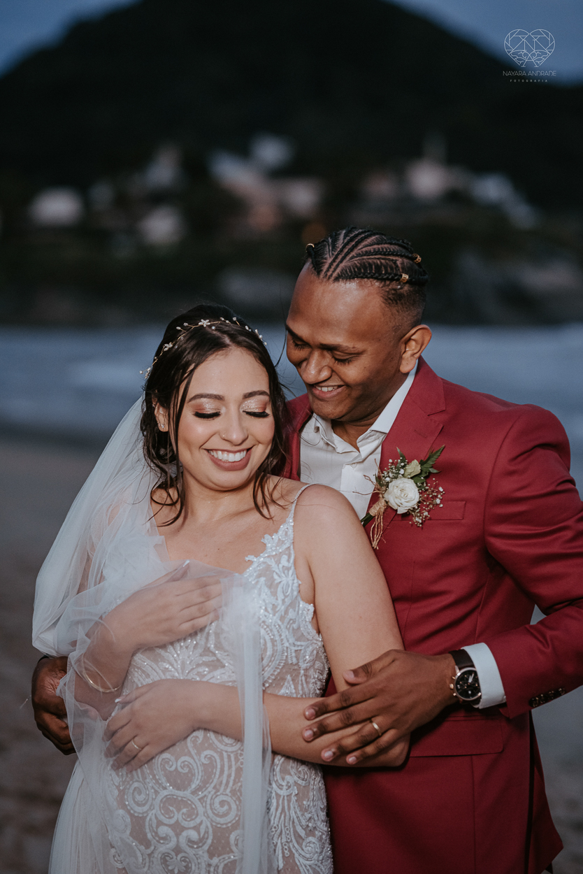 casamento realizado na praia com casa pe na areia casal jovem feito na casa 80 no guaruja pela fotografa premiada nayara andrade noiva de vestido de renda leve fotos inspiradoras para casar de dia
