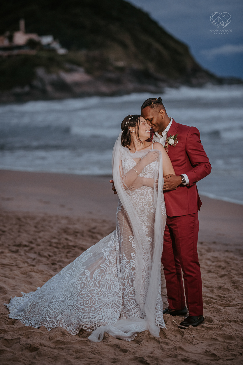 casamento realizado na praia com casa pe na areia casal jovem feito na casa 80 no guaruja pela fotografa premiada nayara andrade noiva de vestido de renda leve fotos inspiradoras para casar de dia