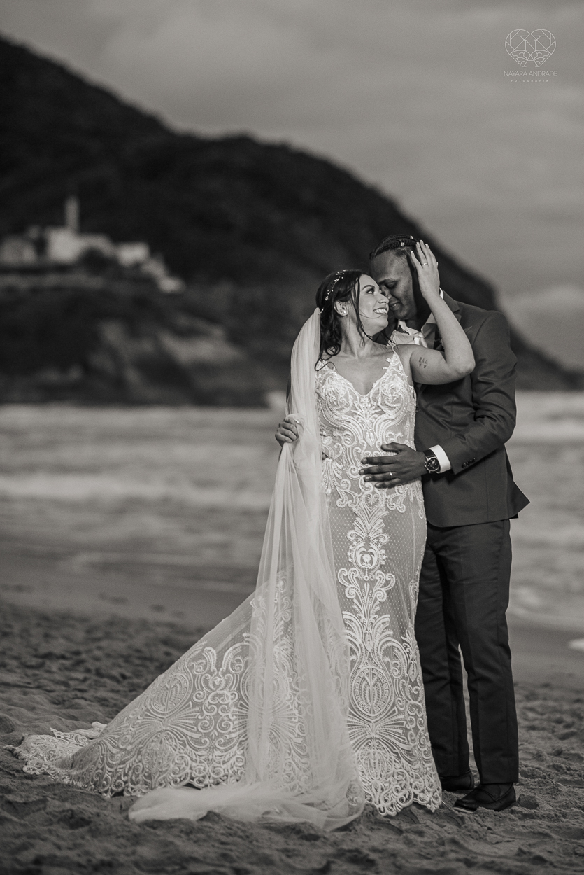 casamento realizado na praia com casa pe na areia casal jovem feito na casa 80 no guaruja pela fotografa premiada nayara andrade noiva de vestido de renda leve fotos inspiradoras para casar de dia