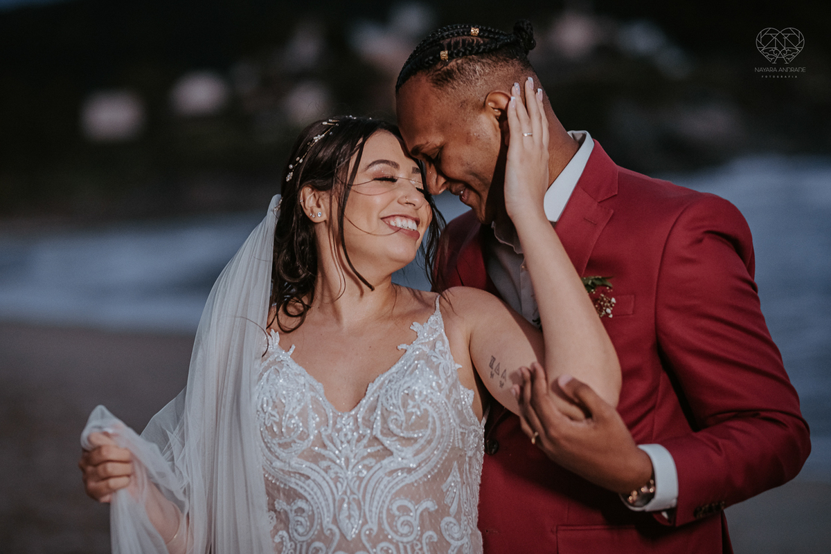 casamento realizado na praia com casa pe na areia casal jovem feito na casa 80 no guaruja pela fotografa premiada nayara andrade noiva de vestido de renda leve fotos inspiradoras para casar de dia