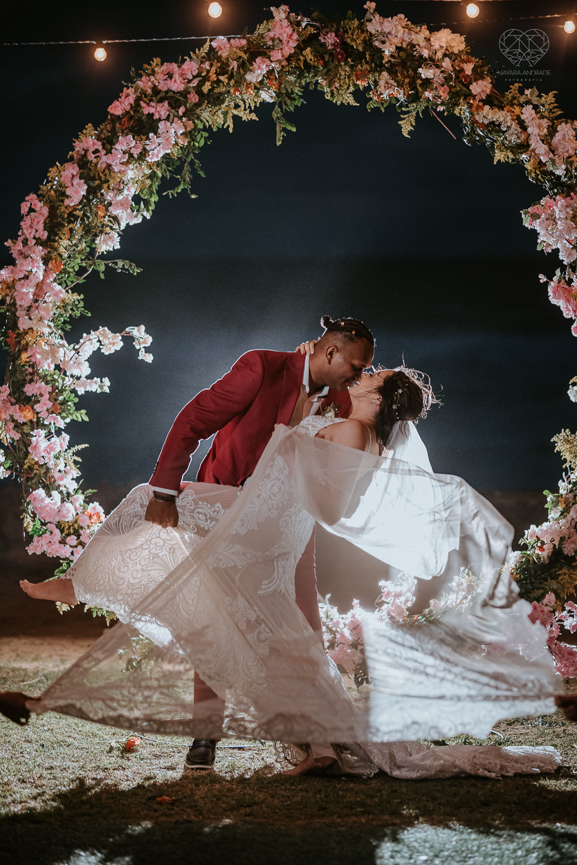 casamento realizado na praia com casa pe na areia casal jovem feito na casa 80 no guaruja pela fotografa premiada nayara andrade noiva de vestido de renda leve fotos inspiradoras para casar de dia