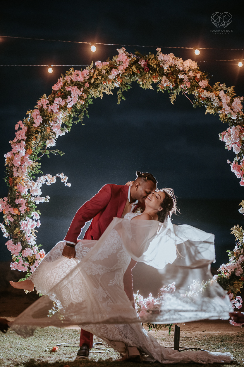 casamento realizado na praia com casa pe na areia casal jovem feito na casa 80 no guaruja pela fotografa premiada nayara andrade noiva de vestido de renda leve fotos inspiradoras para casar de dia