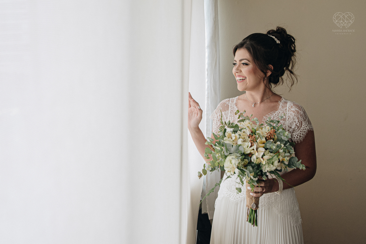 Casamento intimista mini wedding noiva making of se arruma em casa restaurante rustico fotos minimalistas e romanticas feitas com arte pela fotografa premiada nayara andrade de santos sao paulo. Fotografia de retrato da noiva 