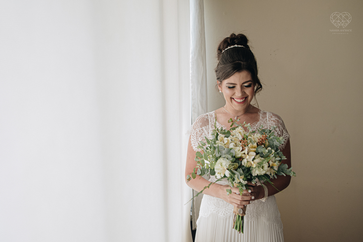 Casamento intimista mini wedding noiva making of se arruma em casa restaurante rustico fotos minimalistas e romanticas feitas com arte pela fotografa premiada nayara andrade de santos sao paulo. Fotografia de retrato da noiva 