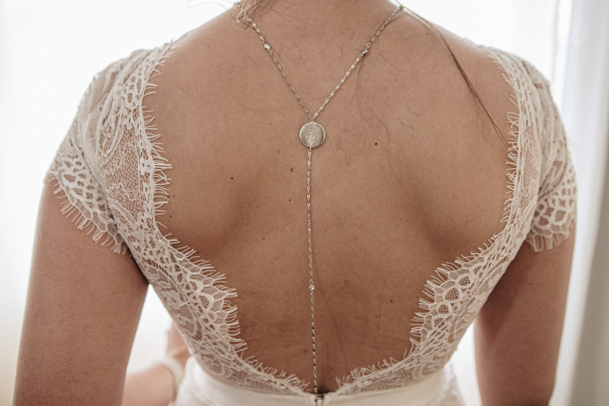 Casamento intimista mini wedding noiva making of se arruma em casa restaurante rustico fotos minimalistas e romanticas feitas com arte pela fotografa premiada nayara andrade de santos sao paulo. Fotografia de casamento de dia ideias e inspiraçoes