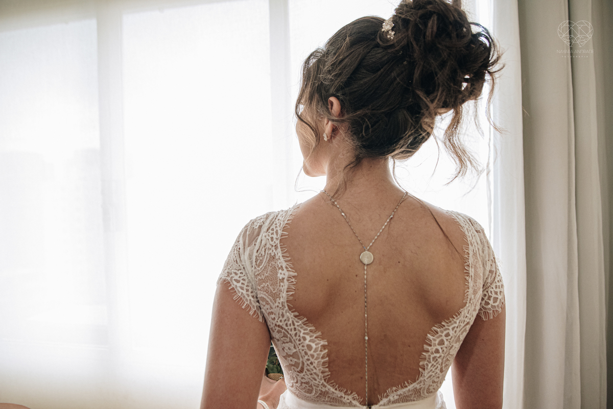 Casamento intimista mini wedding noiva making of se arruma em casa restaurante rustico fotos minimalistas e romanticas feitas com arte pela fotografa premiada nayara andrade de santos sao paulo. Fotografia de retrato da noiva 