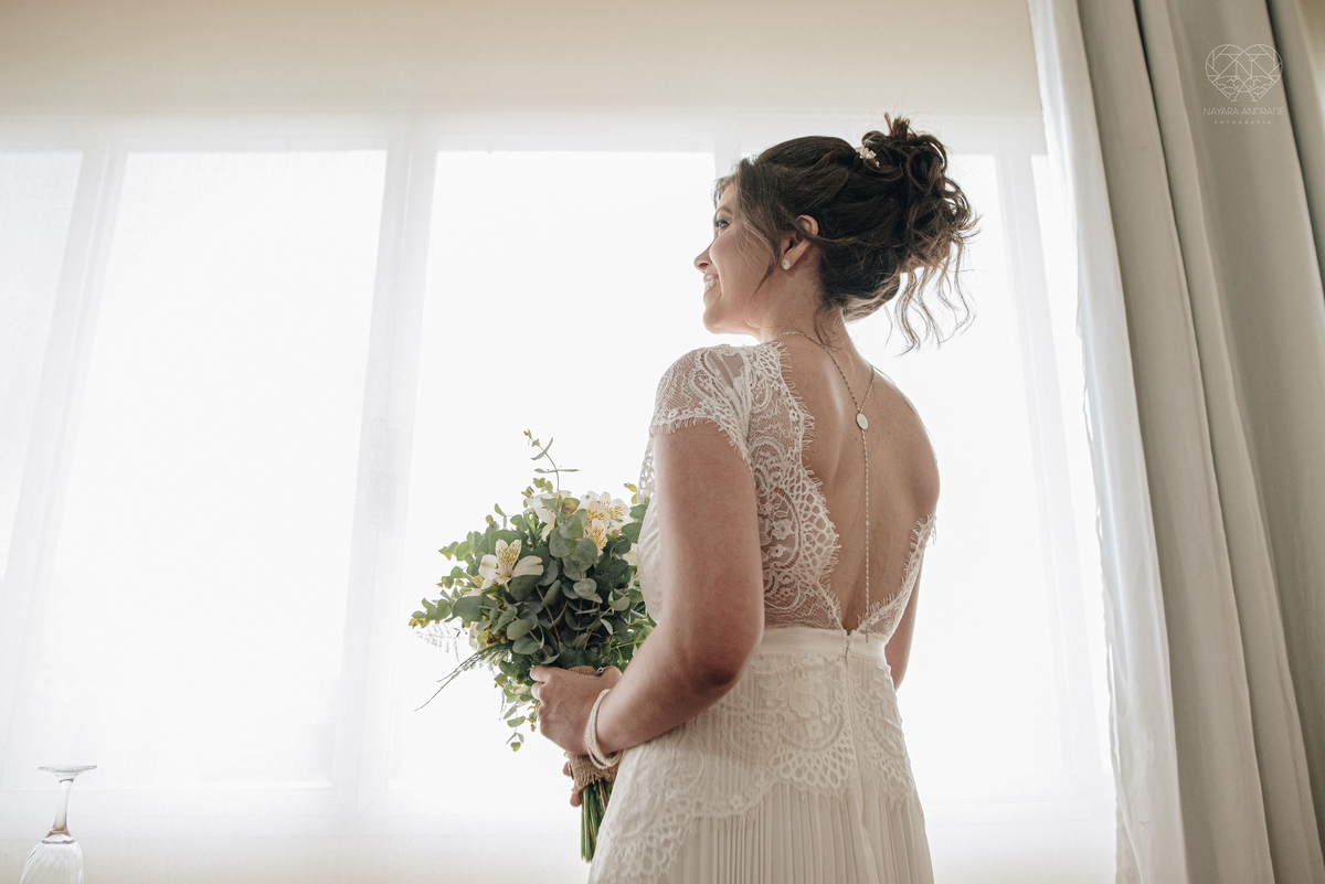 Casamento intimista mini wedding noiva making of se arruma em casa restaurante rustico fotos minimalistas e romanticas feitas com arte pela fotografa premiada nayara andrade de santos sao paulo. Fotografia de casamento de dia ideias e inspiraçoes