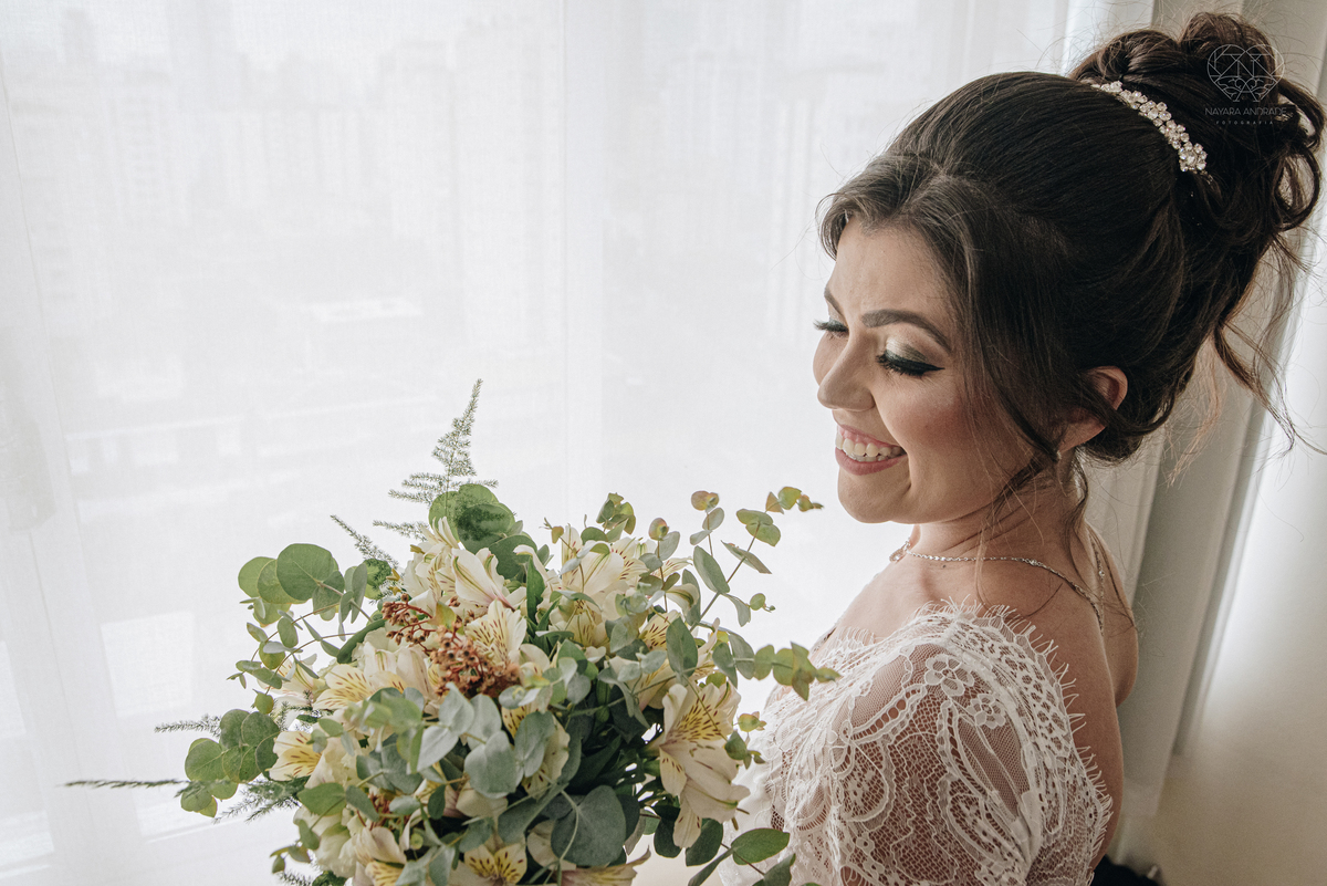 Casamento intimista mini wedding noiva making of se arruma em casa restaurante rustico fotos minimalistas e romanticas feitas com arte pela fotografa premiada nayara andrade de santos sao paulo. Fotografia de retrato da noiva 