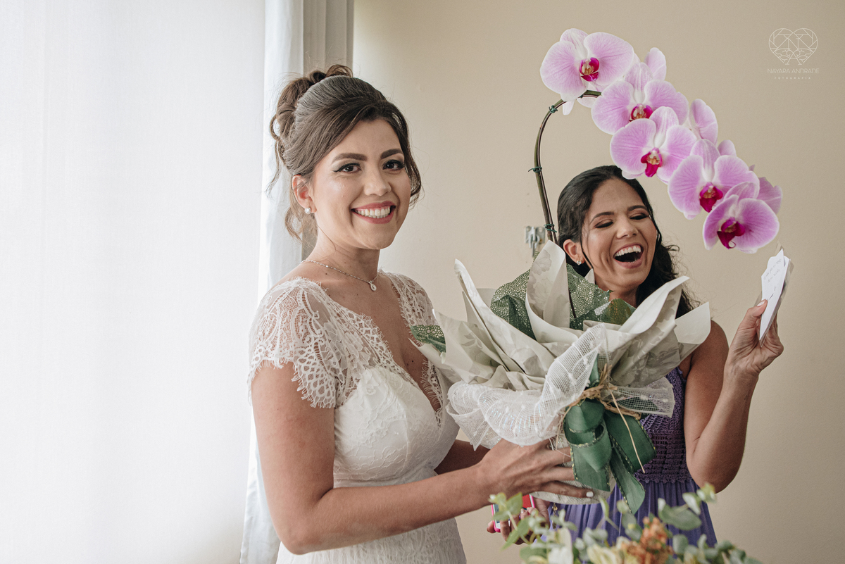 Casamento intimista mini wedding noiva making of se arruma em casa restaurante rustico fotos minimalistas e romanticas feitas com arte pela fotografa premiada nayara andrade de santos sao paulo. Fotografia de retrato da noiva 