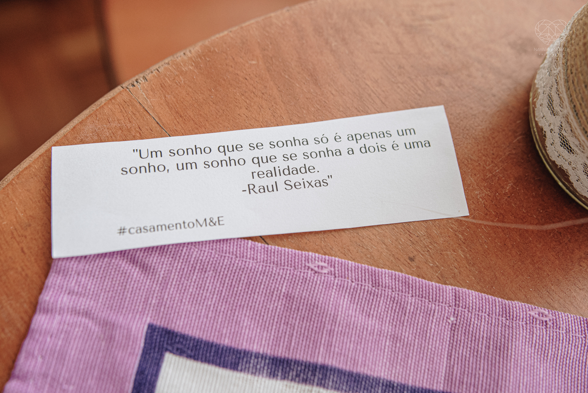 Casamento intimista mini wedding noiva making of se arruma em casa restaurante rustico fotos minimalistas e romanticas feitas com arte pela fotografa premiada nayara andrade de santos sao paulo. Fotografia de retrato da noiva 