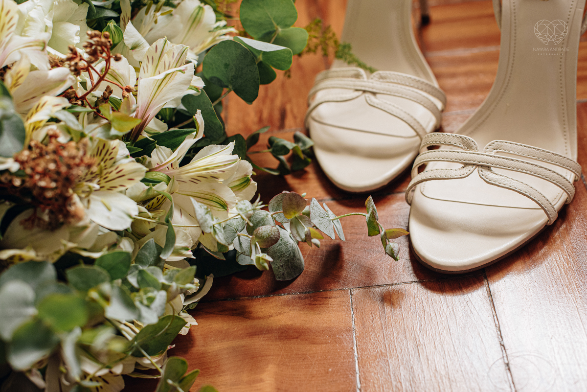 Casamento intimista mini wedding noiva making of se arruma em casa restaurante rustico fotos minimalistas e romanticas feitas com arte pela fotografa premiada nayara andrade de santos sao paulo. Fotografia de casamento de dia ideias e inspiraçoes