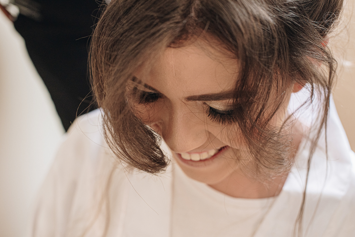 Casamento intimista mini wedding noiva making of se arruma em casa restaurante rustico fotos minimalistas e romanticas feitas com arte pela fotografa premiada nayara andrade de santos sao paulo. Fotografia de casamento de dia ideias e inspiraçoes