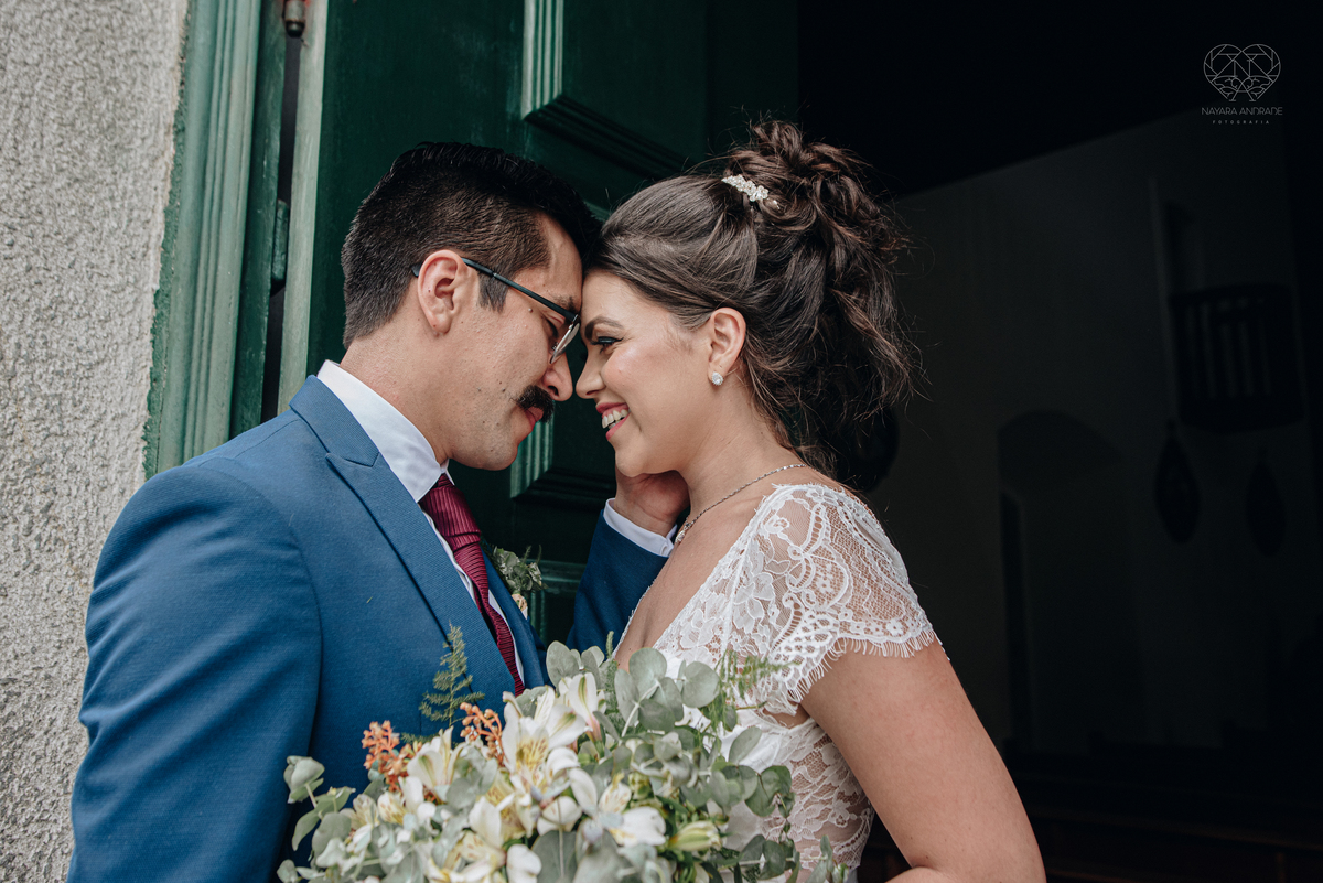 Casamento intimista mini wedding noiva making of se arruma em casa restaurante rustico fotos minimalistas e romanticas feitas com arte pela fotografa premiada nayara andrade de santos sao paulo. Fotografia de retrato da noiva 