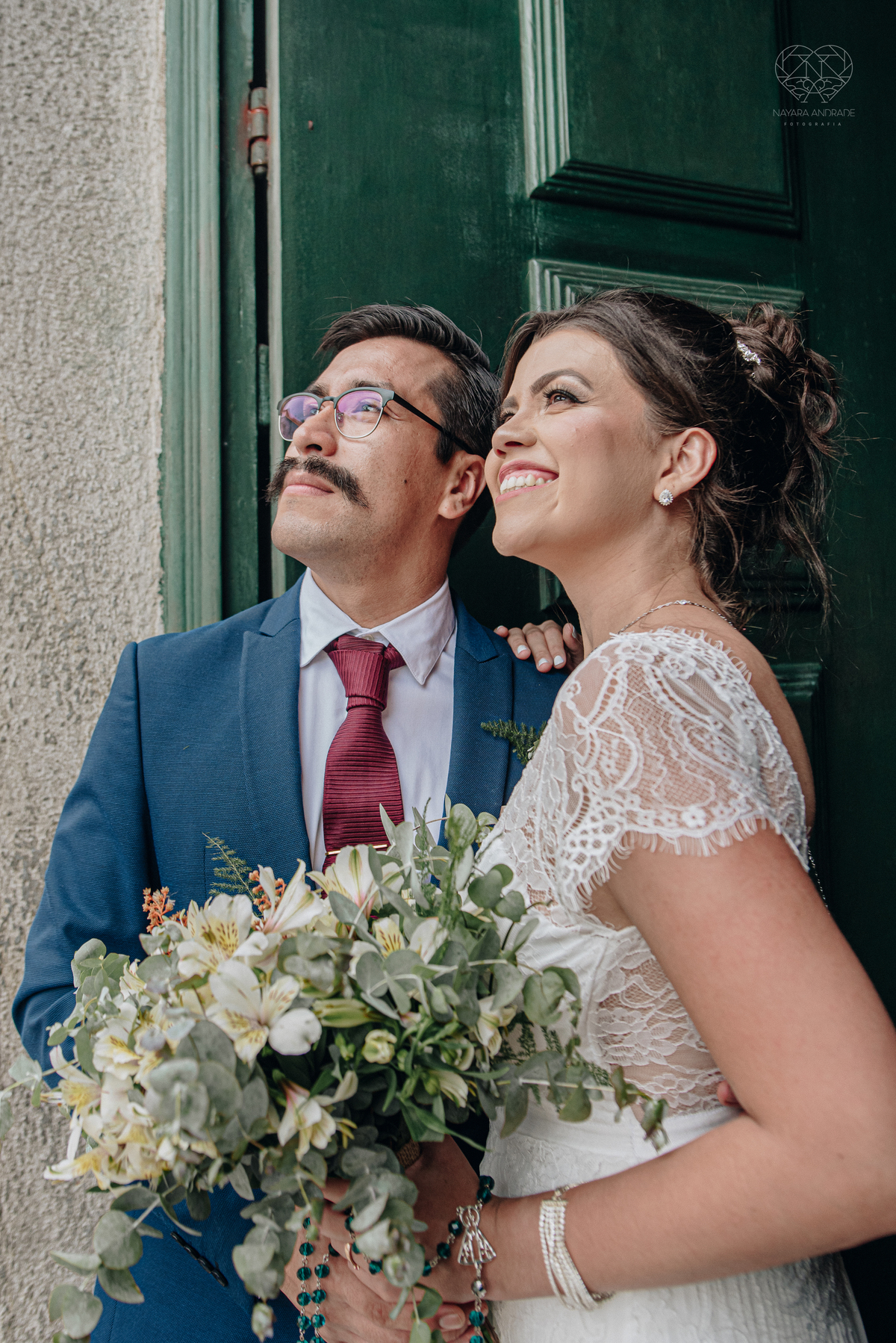 Casamento intimista mini wedding noiva making of se arruma em casa restaurante rustico fotos minimalistas e romanticas feitas com arte pela fotografa premiada nayara andrade de santos sao paulo. Fotografia de retrato da noiva 