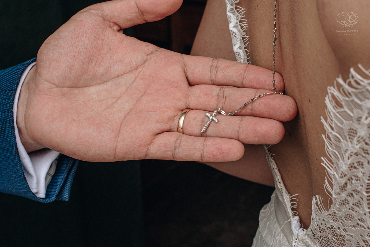 Casamento intimista mini wedding noiva making of se arruma em casa restaurante rustico fotos minimalistas e romanticas feitas com arte pela fotografa premiada nayara andrade de santos sao paulo. Fotografia de retrato da noiva 