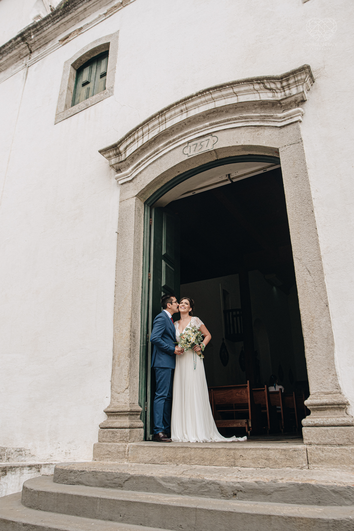 Casamento intimista mini wedding noiva making of se arruma em casa restaurante rustico fotos minimalistas e romanticas feitas com arte pela fotografa premiada nayara andrade de santos sao paulo. Fotografia de retrato da noiva 