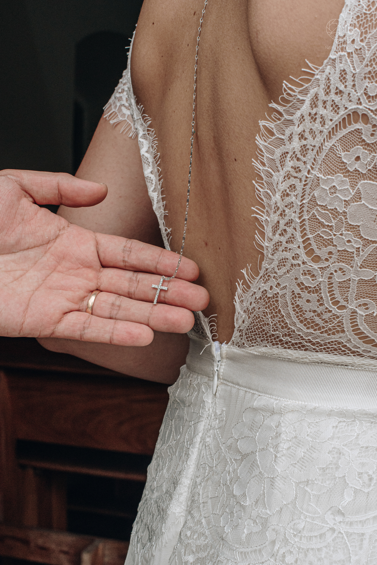 Casamento intimista mini wedding noiva making of se arruma em casa restaurante rustico fotos minimalistas e romanticas feitas com arte pela fotografa premiada nayara andrade de santos sao paulo. Fotografia de retrato da noiva 