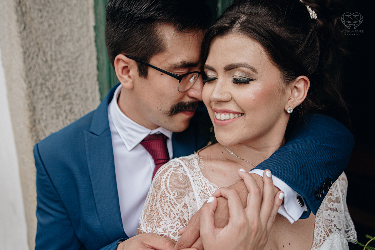 Casamento intimista mini wedding noiva making of se arruma em casa restaurante rustico fotos minimalistas e romanticas feitas com arte pela fotografa premiada nayara andrade de santos sao paulo. Fotografia de retrato da noiva 