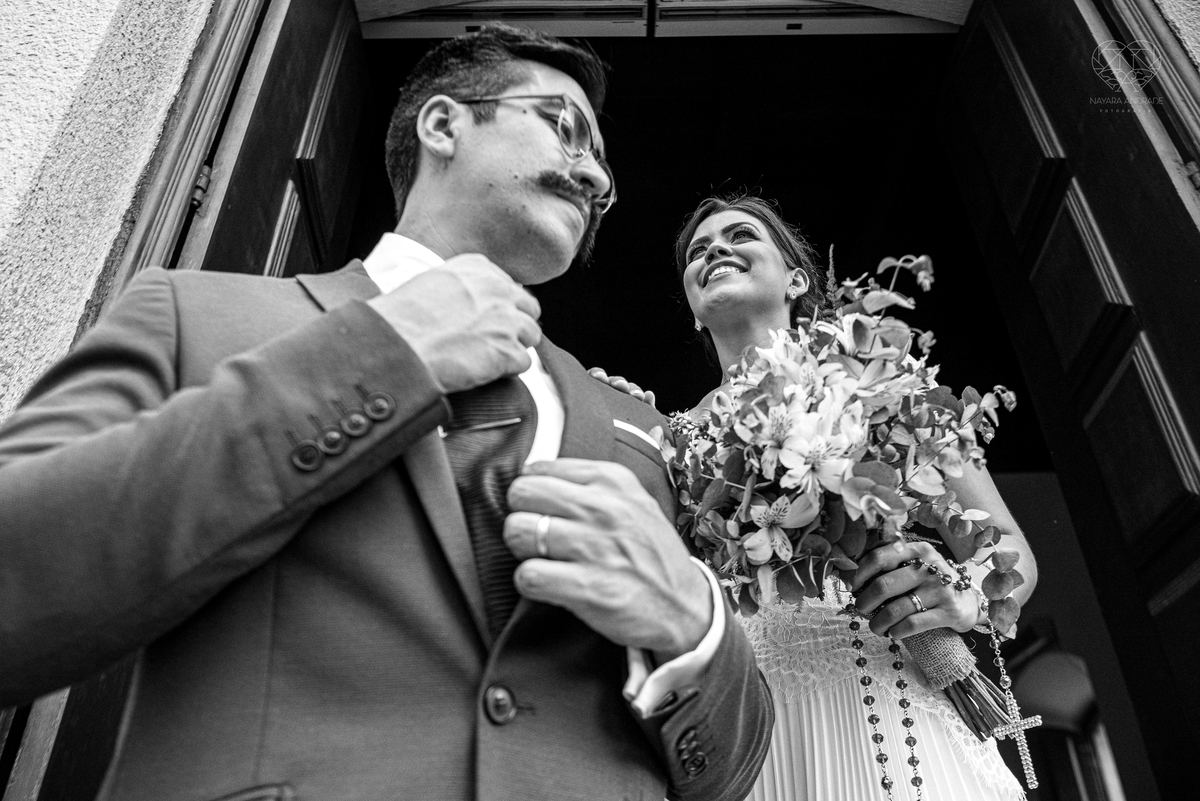 Casamento intimista mini wedding noiva making of se arruma em casa restaurante rustico fotos minimalistas e romanticas feitas com arte pela fotografa premiada nayara andrade de santos sao paulo. Fotografia de retrato da noiva 