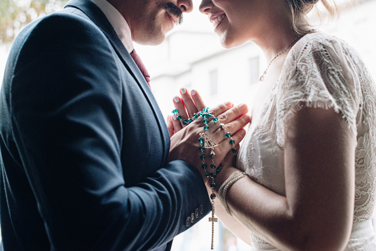 Casamento intimista mini wedding noiva making of se arruma em casa restaurante rustico fotos minimalistas e romanticas feitas com arte pela fotografa premiada nayara andrade de santos sao paulo. Fotografia de retrato da noiva 