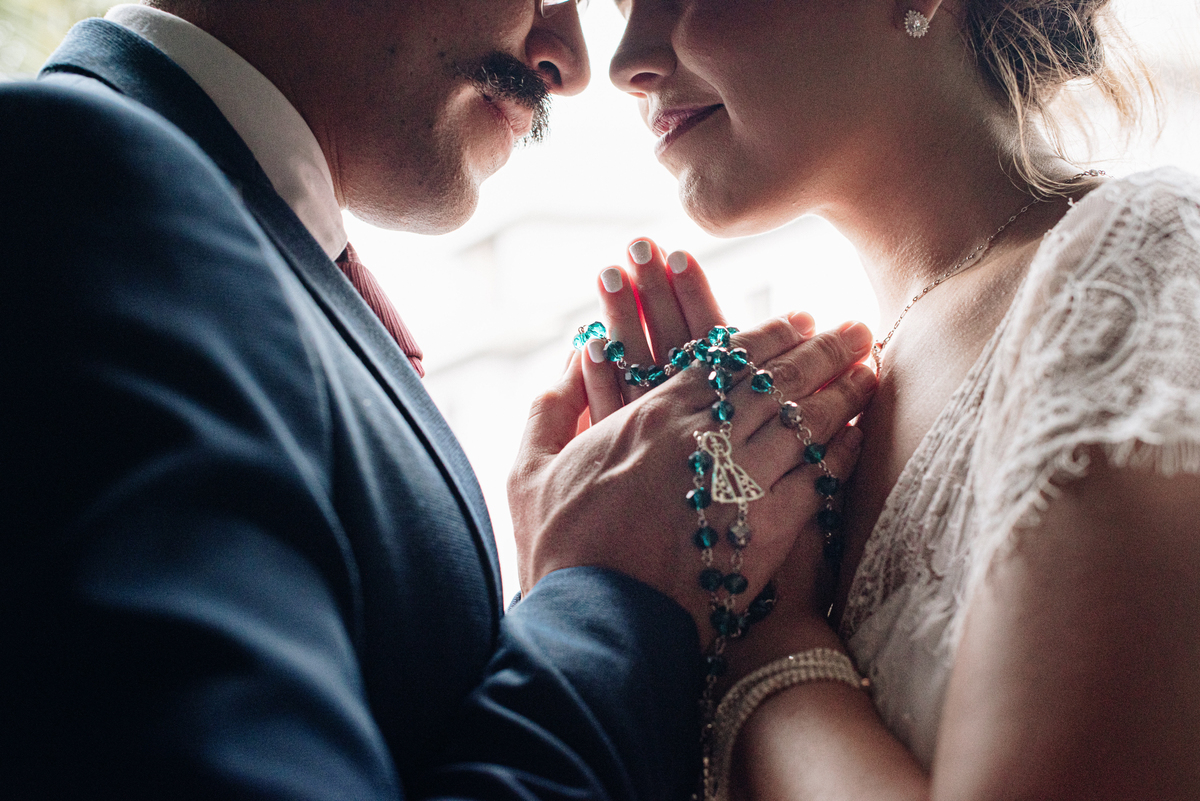 Casamento intimista mini wedding noiva making of se arruma em casa restaurante rustico fotos minimalistas e romanticas feitas com arte pela fotografa premiada nayara andrade de santos sao paulo. Fotografia de retrato da noiva 