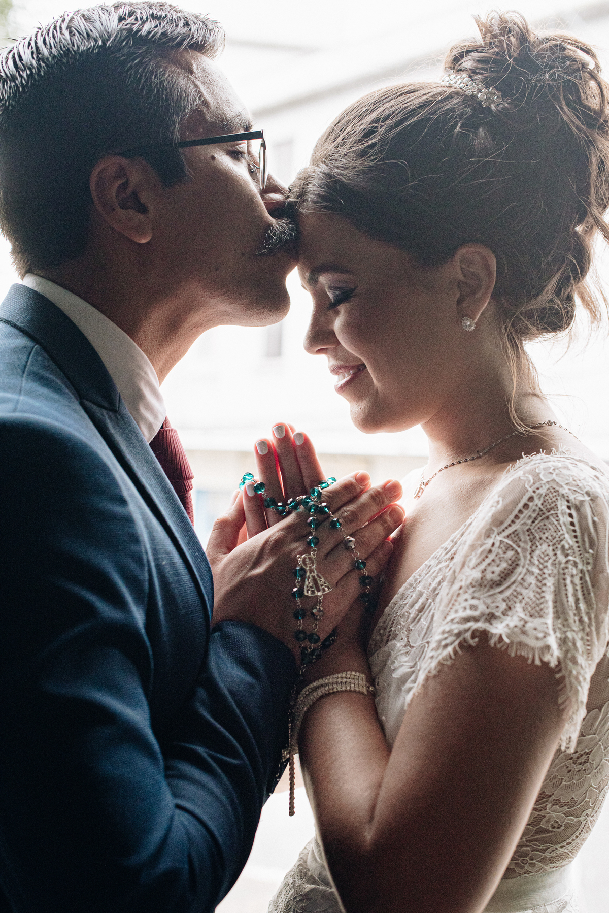 Casamento intimista mini wedding noiva making of se arruma em casa restaurante rustico fotos minimalistas e romanticas feitas com arte pela fotografa premiada nayara andrade de santos sao paulo. Fotografia de retrato da noiva 