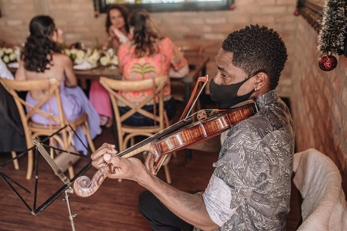 Casamento intimista mini wedding noiva making of se arruma em casa restaurante rustico fotos minimalistas e romanticas feitas com arte pela fotografa premiada nayara andrade de santos sao paulo. Fotografia de retrato da noiva 