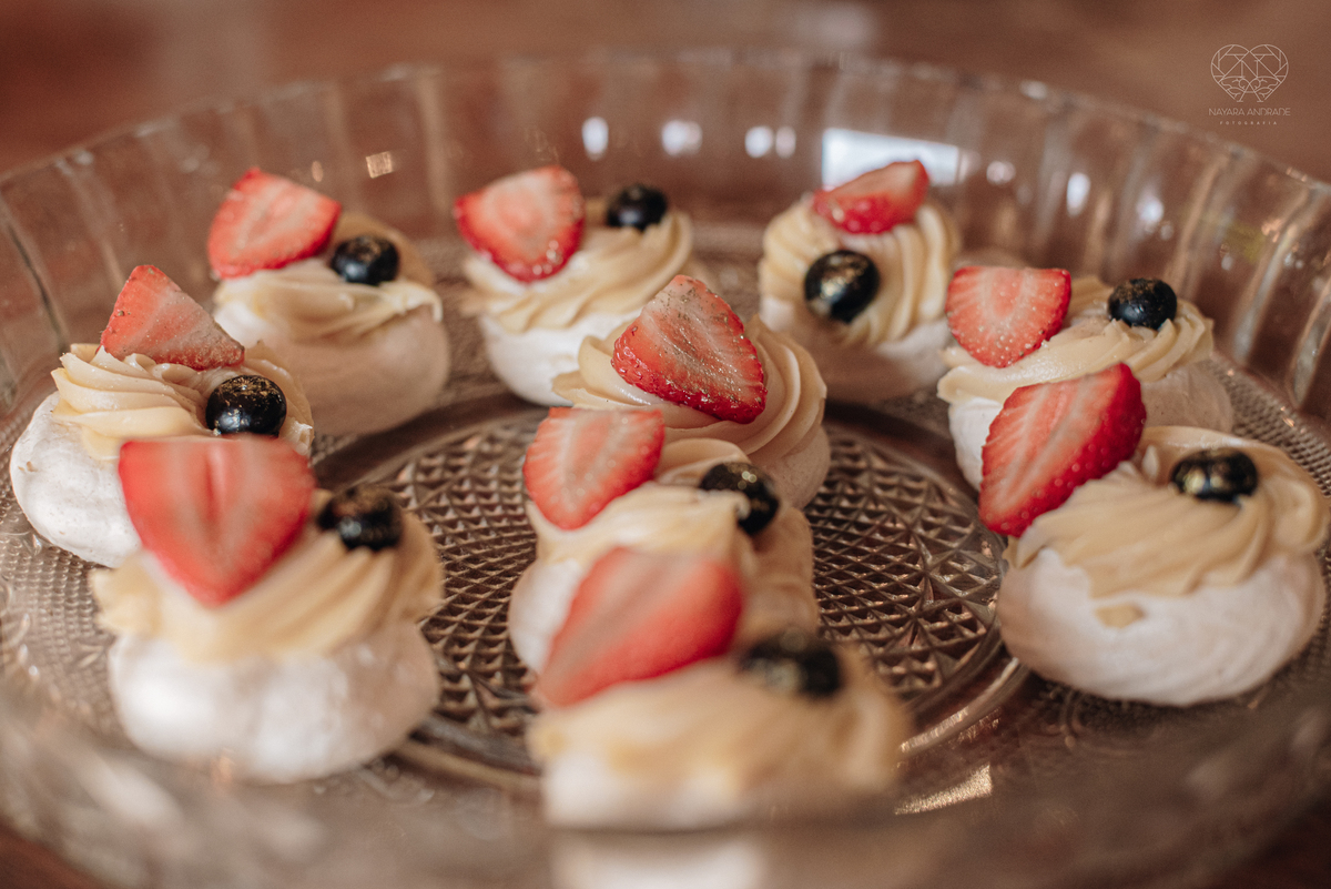 Casamento intimista mini wedding noiva making of se arruma em casa restaurante rustico fotos minimalistas e romanticas feitas com arte pela fotografa premiada nayara andrade de santos sao paulo. Fotografia de retrato da noiva 