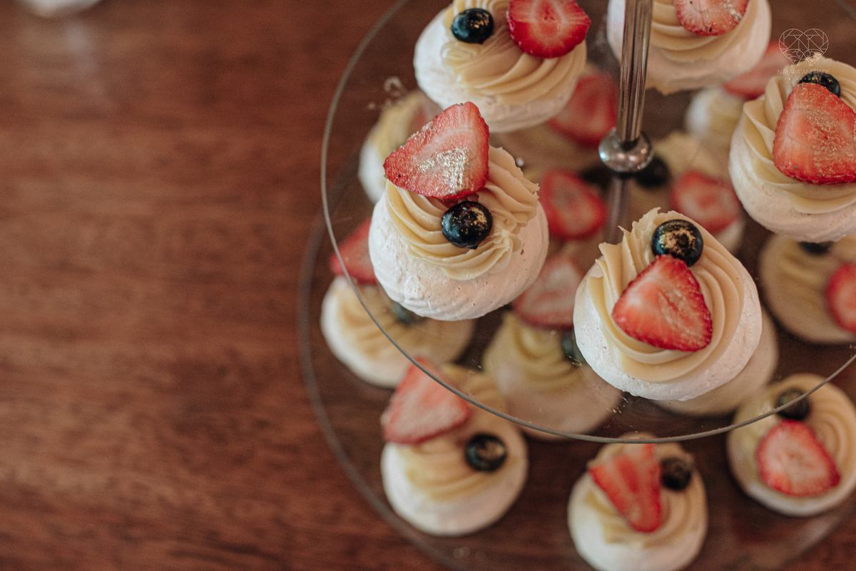 Casamento intimista mini wedding noiva making of se arruma em casa restaurante rustico fotos minimalistas e romanticas feitas com arte pela fotografa premiada nayara andrade de santos sao paulo. Fotografia de retrato da noiva 