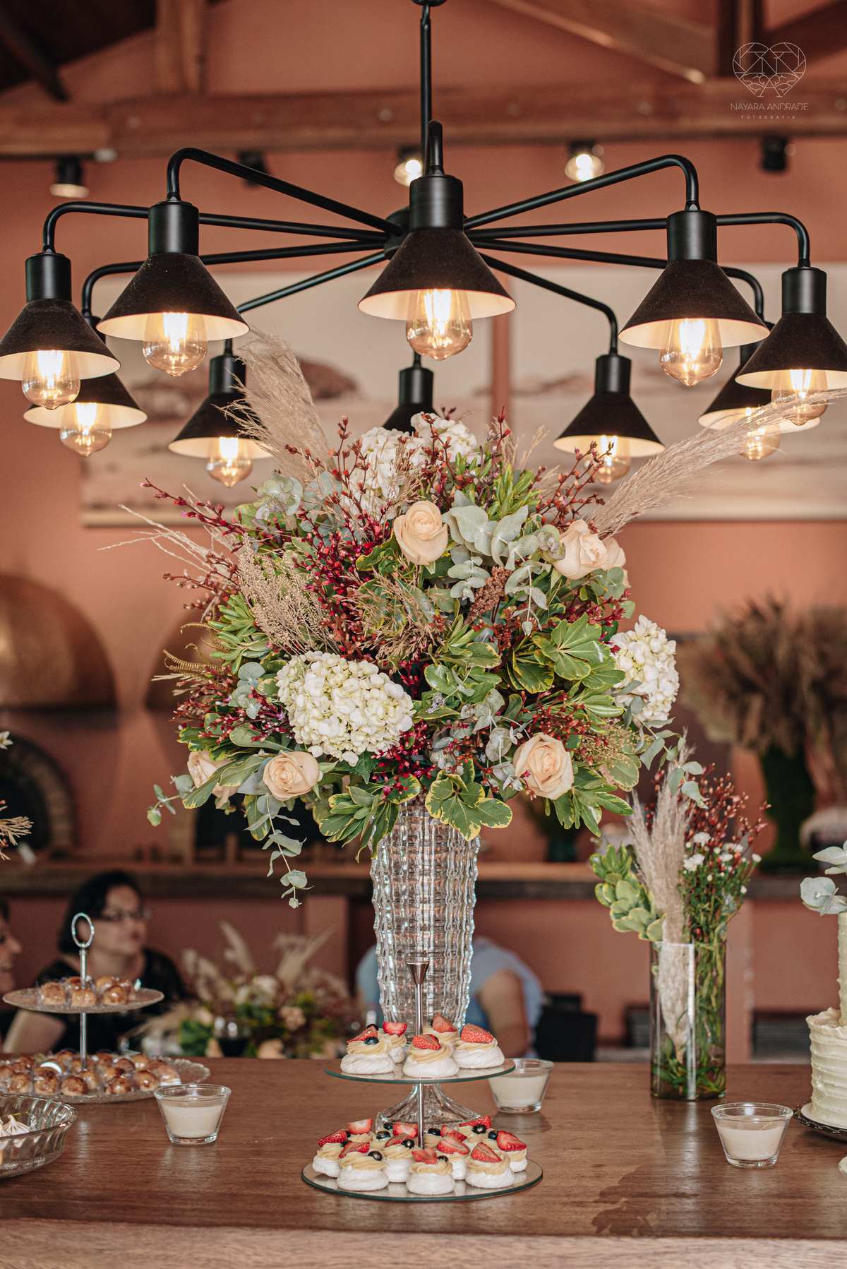 Casamento intimista mini wedding noiva making of se arruma em casa restaurante rustico fotos minimalistas e romanticas feitas com arte pela fotografa premiada nayara andrade de santos sao paulo. Fotografia de retrato da noiva 