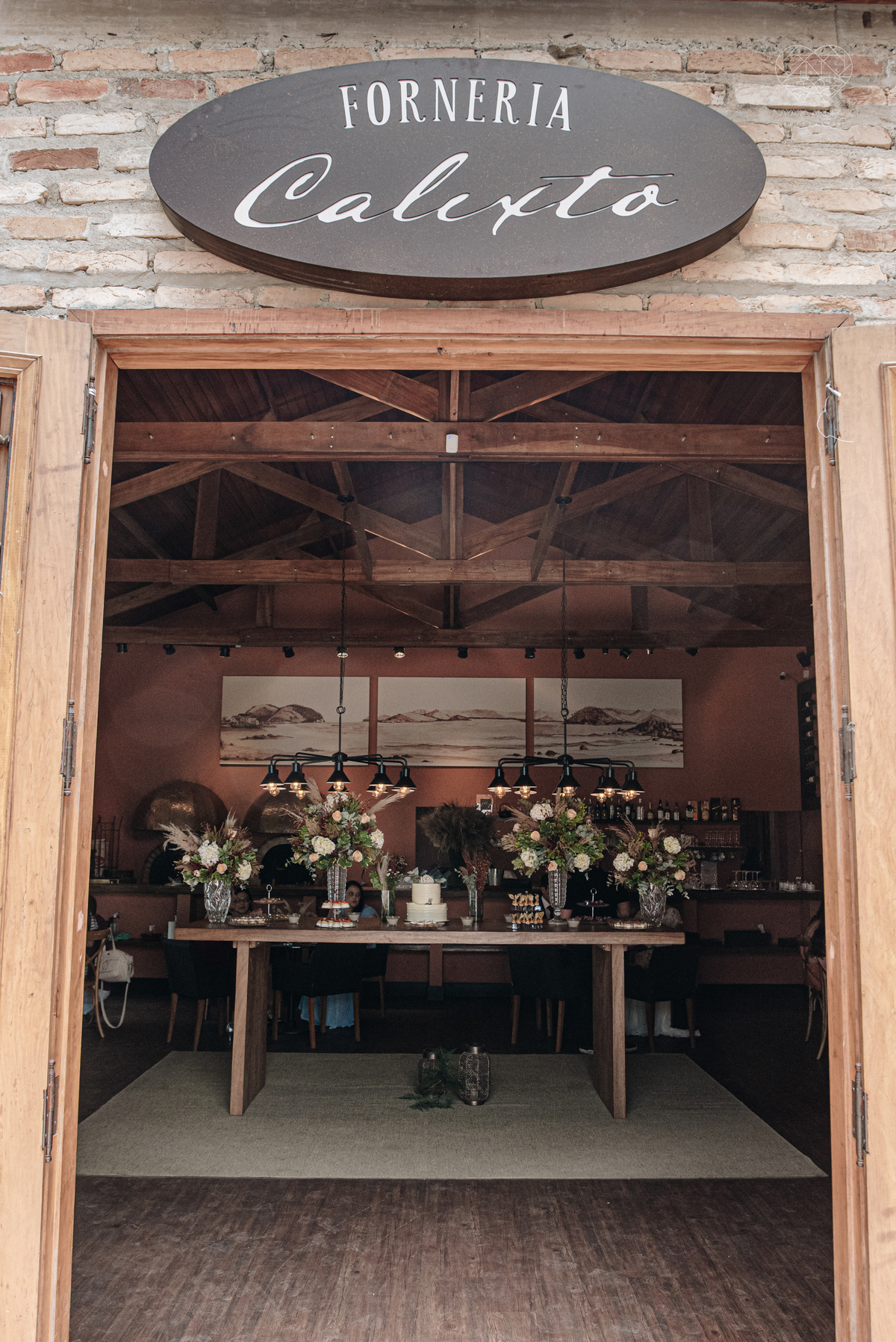 Casamento intimista mini wedding noiva making of se arruma em casa restaurante rustico fotos minimalistas e romanticas feitas com arte pela fotografa premiada nayara andrade de santos sao paulo. Fotografia de retrato da noiva 