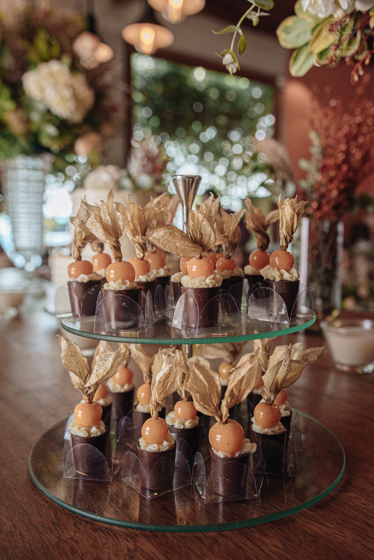 Casamento intimista mini wedding noiva making of se arruma em casa restaurante rustico fotos minimalistas e romanticas feitas com arte pela fotografa premiada nayara andrade de santos sao paulo. Fotografia de retrato da noiva 