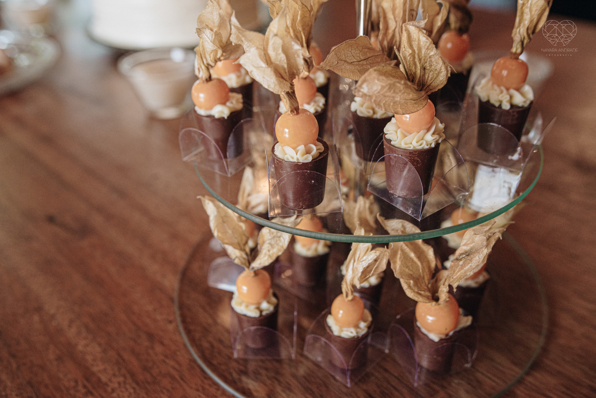 Casamento intimista mini wedding noiva making of se arruma em casa restaurante rustico fotos minimalistas e romanticas feitas com arte pela fotografa premiada nayara andrade de santos sao paulo. Fotografia de retrato da noiva 