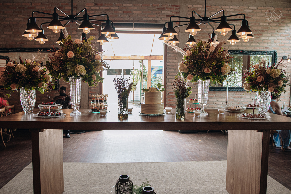 Casamento intimista mini wedding noiva making of se arruma em casa restaurante rustico fotos minimalistas e romanticas feitas com arte pela fotografa premiada nayara andrade de santos sao paulo. Fotografia de retrato da noiva 