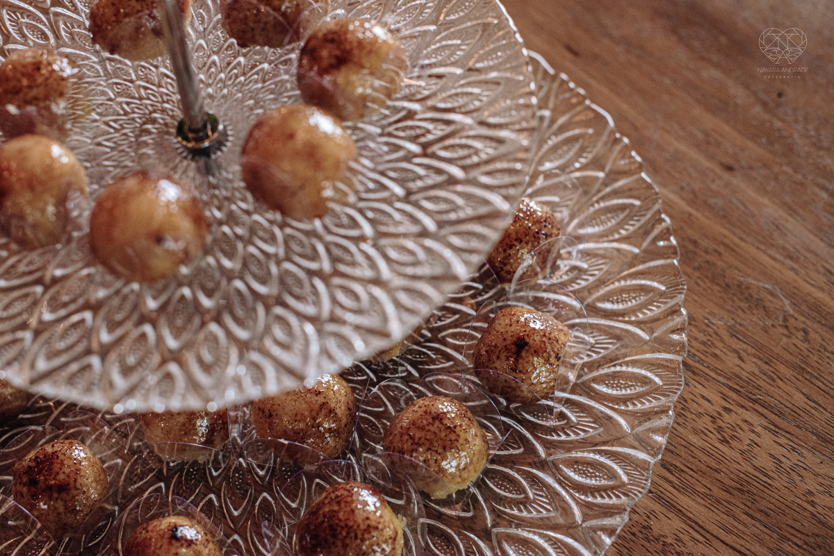 Casamento intimista mini wedding noiva making of se arruma em casa restaurante rustico fotos minimalistas e romanticas feitas com arte pela fotografa premiada nayara andrade de santos sao paulo. Fotografia de retrato da noiva 