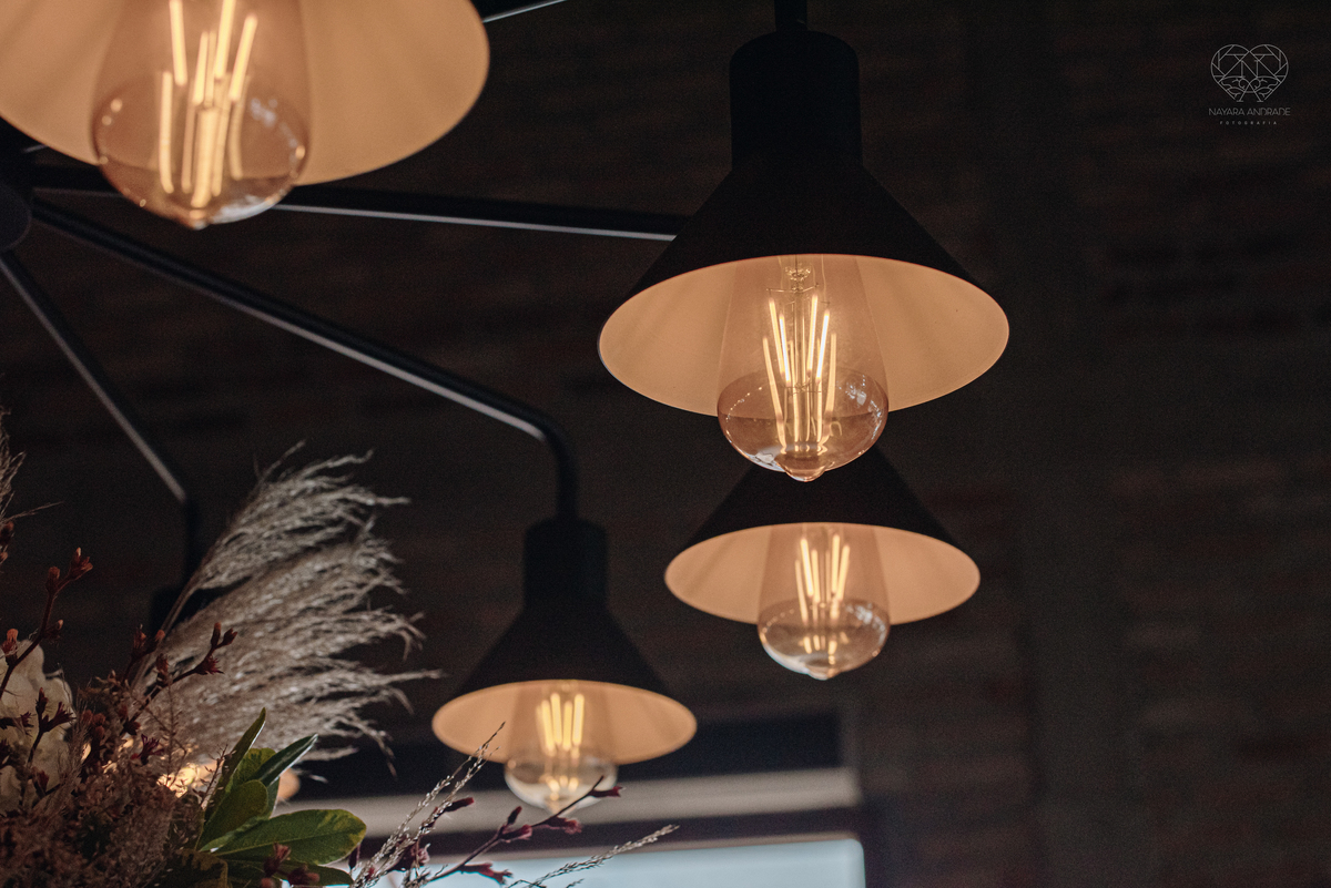 Casamento intimista mini wedding noiva making of se arruma em casa restaurante rustico fotos minimalistas e romanticas feitas com arte pela fotografa premiada nayara andrade de santos sao paulo. Fotografia de retrato da noiva 