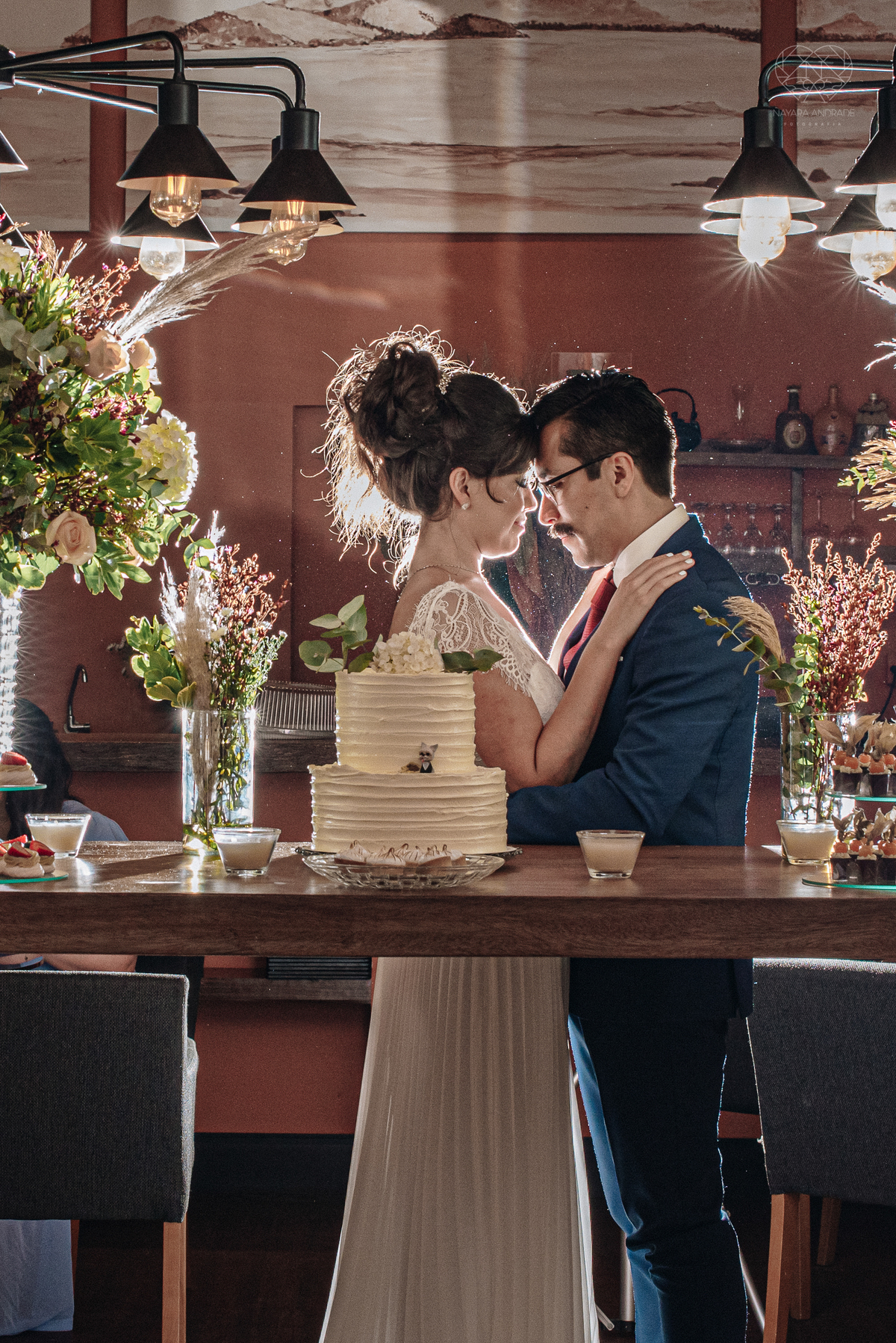 Casamento intimista mini wedding noiva making of se arruma em casa restaurante rustico fotos minimalistas e romanticas feitas com arte pela fotografa premiada nayara andrade de santos sao paulo. Fotografia de retrato da noiva 