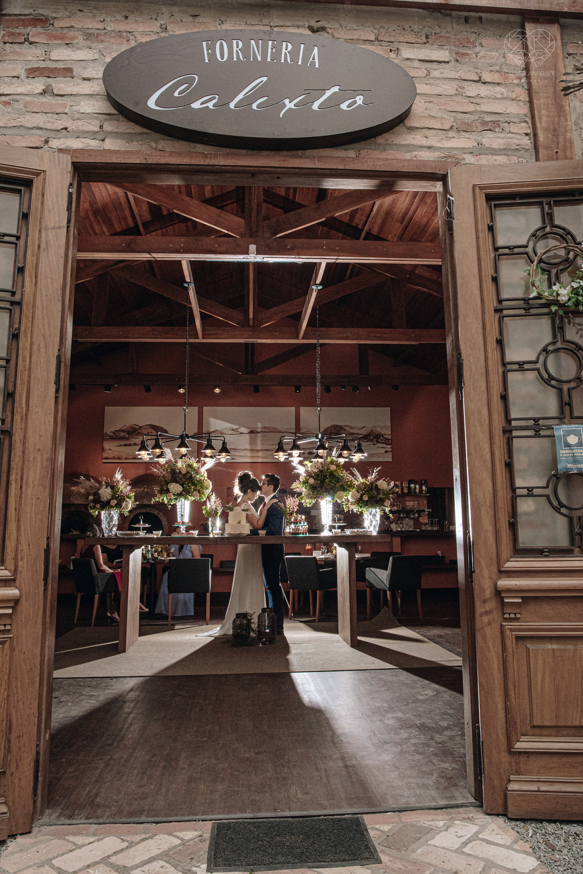 Casamento intimista mini wedding noiva making of se arruma em casa restaurante rustico fotos minimalistas e romanticas feitas com arte pela fotografa premiada nayara andrade de santos sao paulo. Fotografia de retrato da noiva 