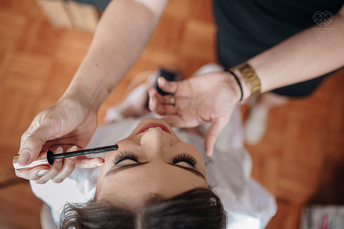 Casamento intimista mini wedding noiva making of se arruma em casa restaurante rustico fotos minimalistas e romanticas feitas com arte pela fotografa premiada nayara andrade de santos sao paulo. Fotografia de casamento de dia ideias e inspiraçoes