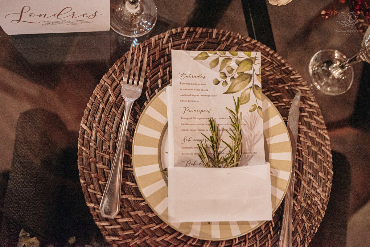 Casamento intimista mini wedding noiva making of se arruma em casa restaurante rustico fotos minimalistas e romanticas feitas com arte pela fotografa premiada nayara andrade de santos sao paulo. Fotografia de retrato da noiva 