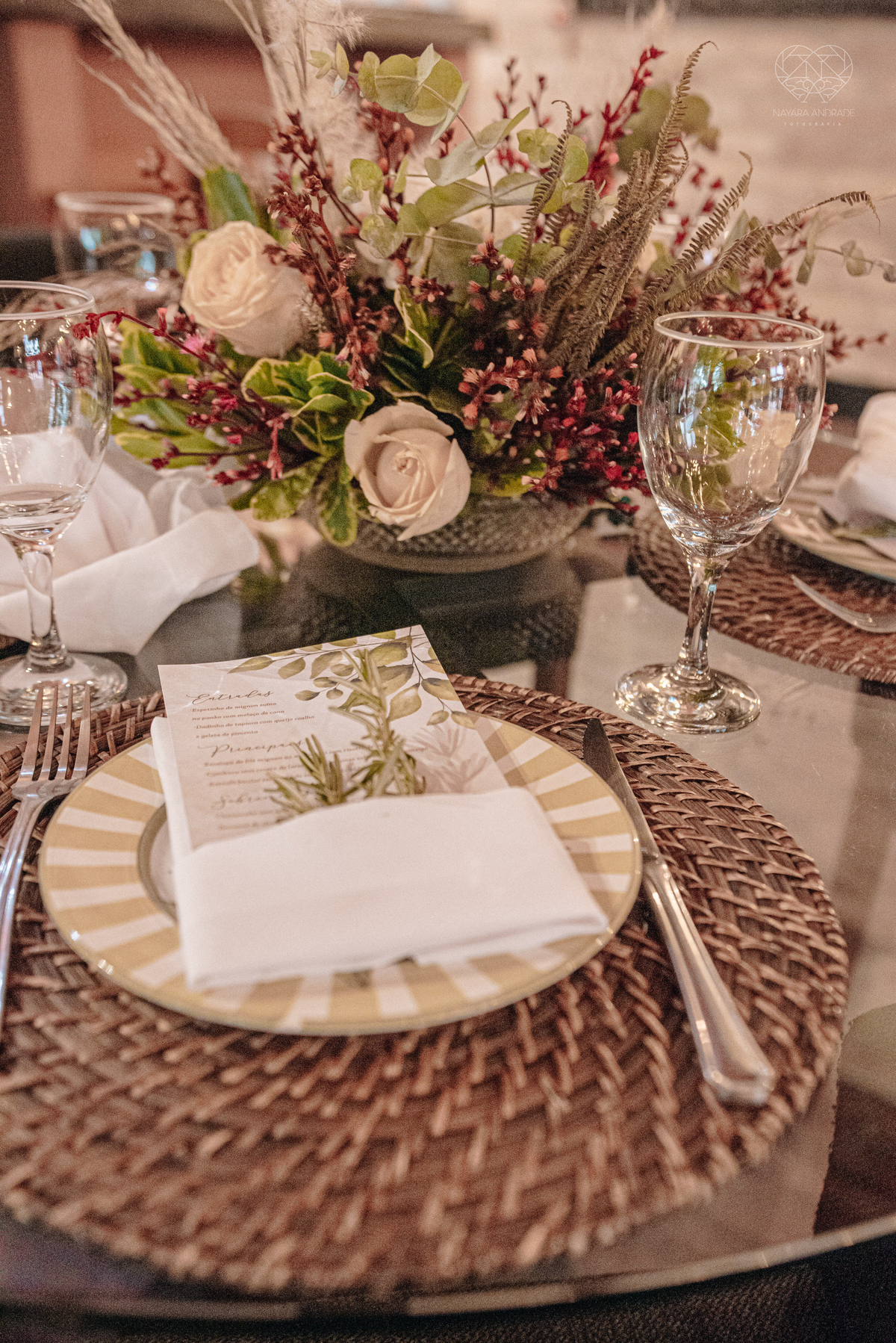 Casamento intimista mini wedding noiva making of se arruma em casa restaurante rustico fotos minimalistas e romanticas feitas com arte pela fotografa premiada nayara andrade de santos sao paulo. Fotografia de retrato da noiva 