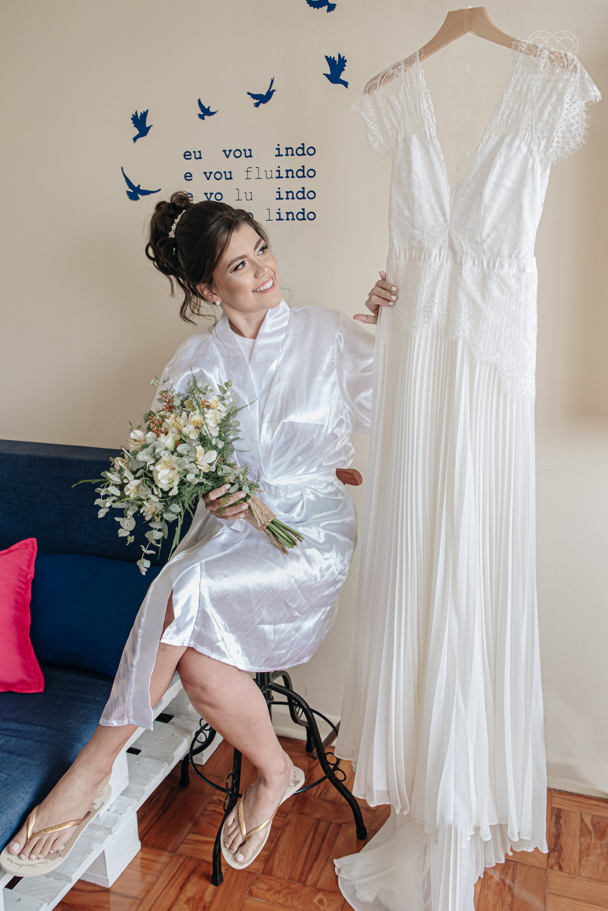 Casamento intimista mini wedding noiva making of se arruma em casa restaurante rustico fotos minimalistas e romanticas feitas com arte pela fotografa premiada nayara andrade de santos sao paulo. Fotografia de casamento de dia ideias e inspiraçoes