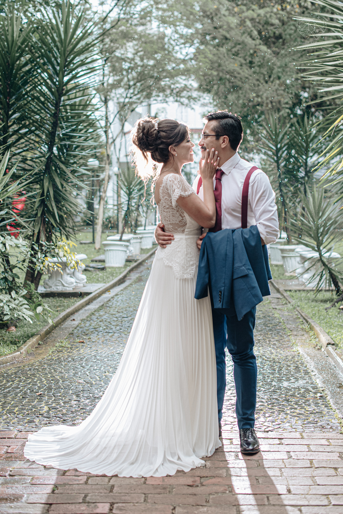 Casamento intimista mini wedding noiva making of se arruma em casa restaurante rustico fotos minimalistas e romanticas feitas com arte pela fotografa premiada nayara andrade de santos sao paulo. Fotografia de retrato da noiva 