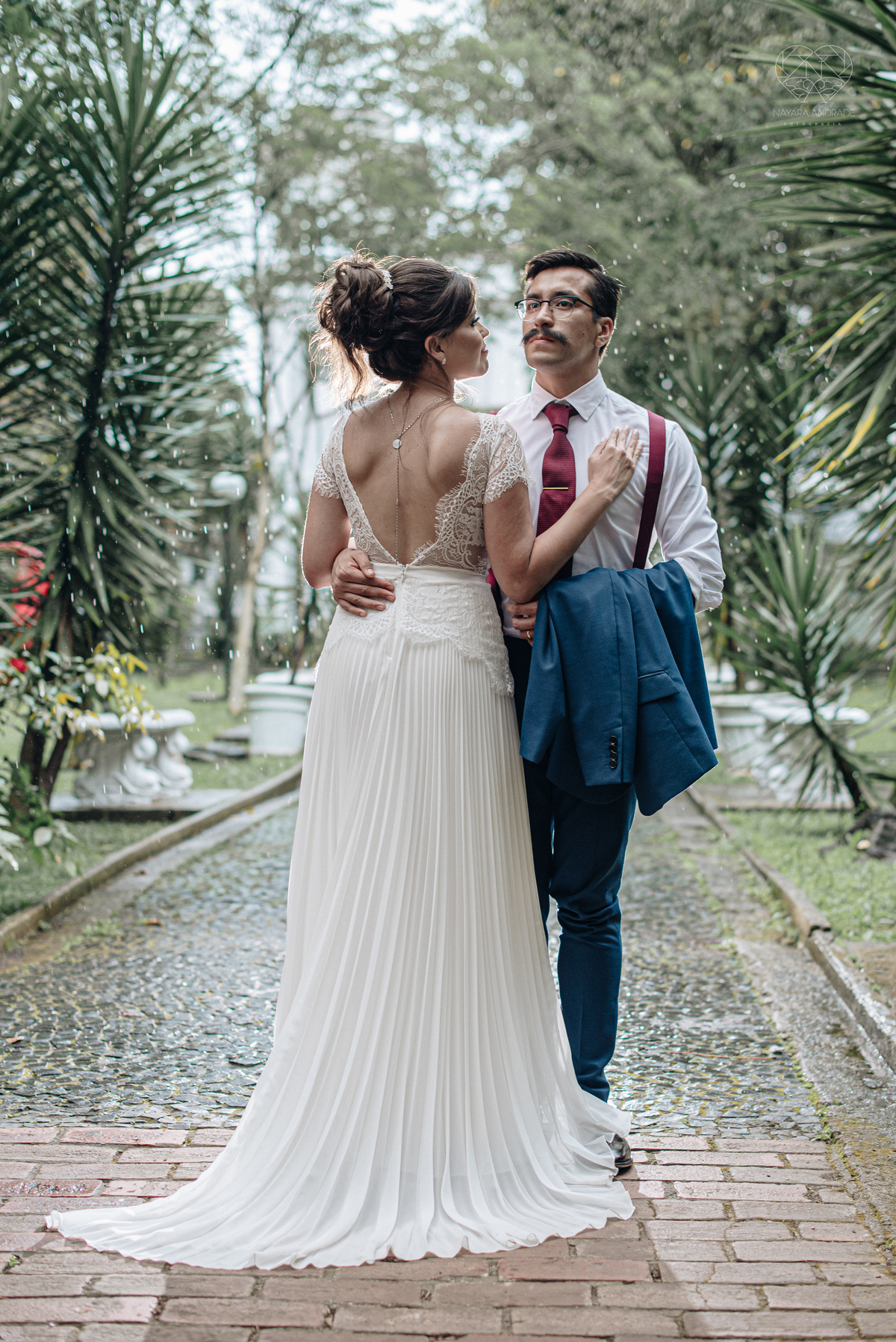 Casamento intimista mini wedding noiva making of se arruma em casa restaurante rustico fotos minimalistas e romanticas feitas com arte pela fotografa premiada nayara andrade de santos sao paulo. Fotografia de retrato da noiva 
