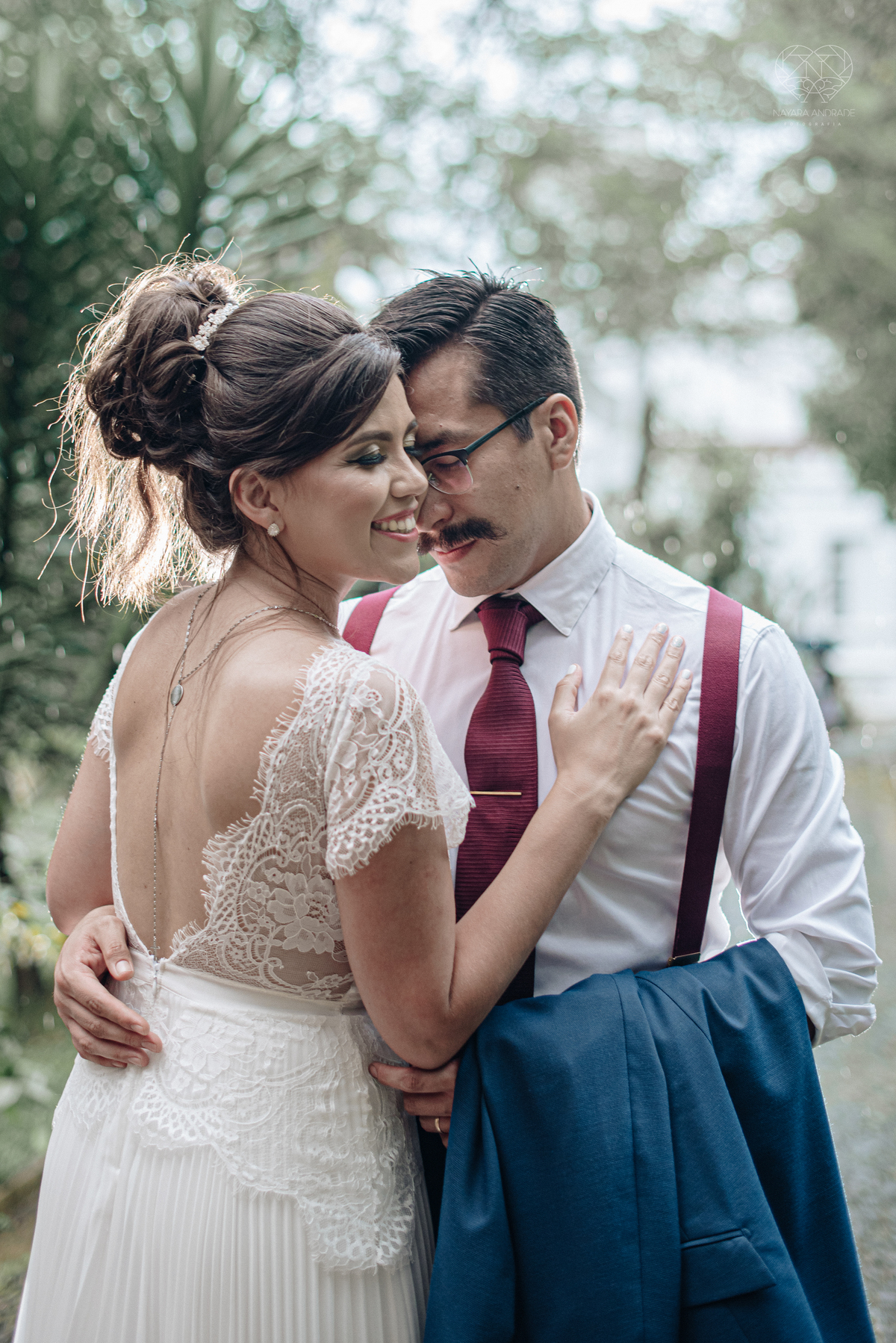 Casamento intimista mini wedding noiva making of se arruma em casa restaurante rustico fotos minimalistas e romanticas feitas com arte pela fotografa premiada nayara andrade de santos sao paulo. Fotografia de retrato da noiva 