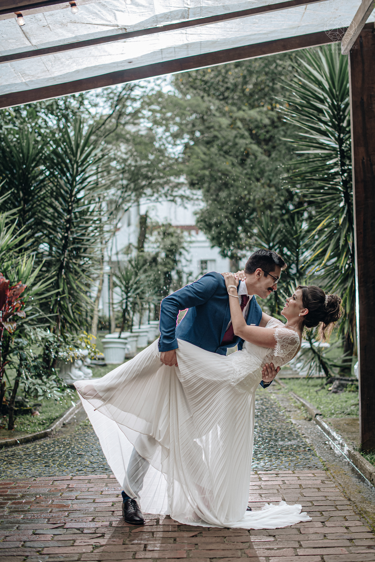 Casamento intimista mini wedding noiva making of se arruma em casa restaurante rustico fotos minimalistas e romanticas feitas com arte pela fotografa premiada nayara andrade de santos sao paulo. Fotografia de retrato da noiva 