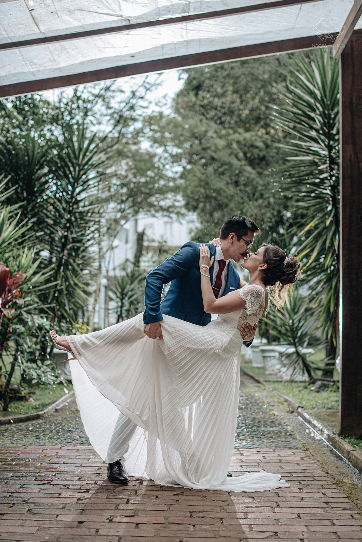 Casamento intimista mini wedding noiva making of se arruma em casa restaurante rustico fotos minimalistas e romanticas feitas com arte pela fotografa premiada nayara andrade de santos sao paulo. Fotografia de retrato da noiva 