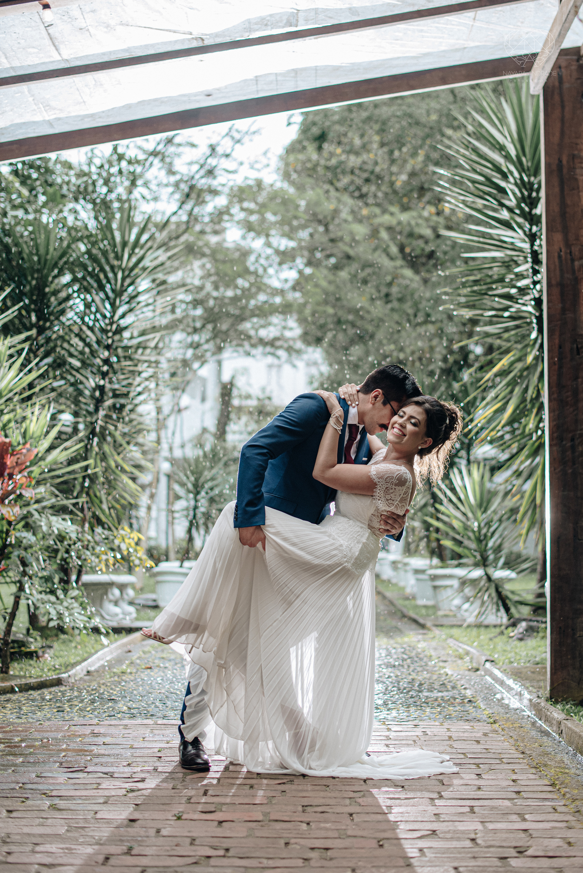 Casamento intimista mini wedding noiva making of se arruma em casa restaurante rustico fotos minimalistas e romanticas feitas com arte pela fotografa premiada nayara andrade de santos sao paulo. Fotografia de retrato da noiva 
