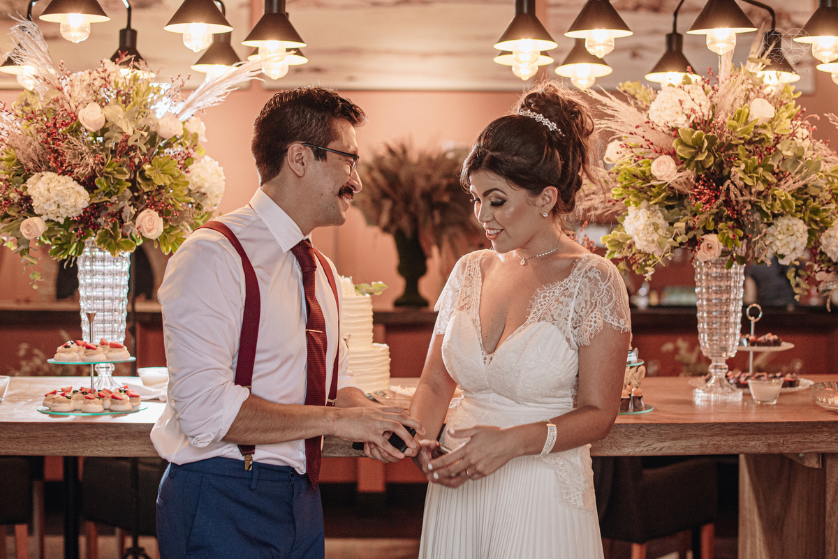 Casamento intimista mini wedding noiva making of se arruma em casa restaurante rustico fotos minimalistas e romanticas feitas com arte pela fotografa premiada nayara andrade de santos sao paulo. Fotografia de retrato da noiva 
