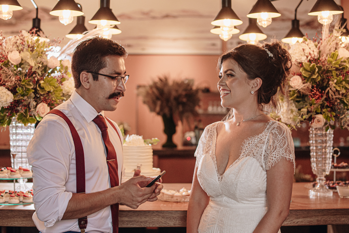 Casamento intimista mini wedding noiva making of se arruma em casa restaurante rustico fotos minimalistas e romanticas feitas com arte pela fotografa premiada nayara andrade de santos sao paulo. Fotografia de retrato da noiva 